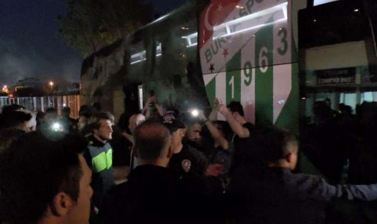 Küme düşen Bursaspor'da futbolculara taraftar dayağı! 1