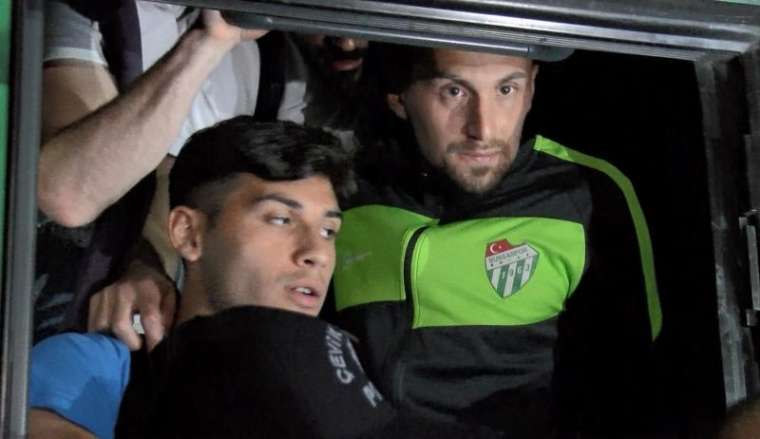 Küme düşen Bursaspor'da futbolculara taraftar dayağı! 3