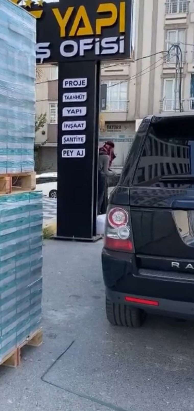 Kadın kılığına giren şahıs polisleri harekete geçirdi! Gerçek sonra anlaşıldı... 1