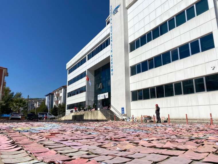 Şaşırtan görüntü! 70 bin kişinin SGK dosyası sokağa serildi 2