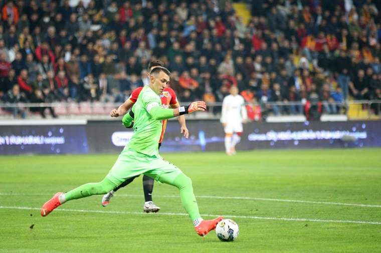 Galatasaray, Muslera'nın alternatifini buldu 4