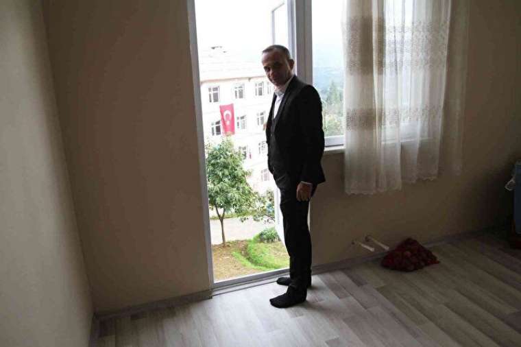 Bir tuhaf ev! Görenler çok şaşırıyor: Balkon kapısı var ama balkonu yok 2