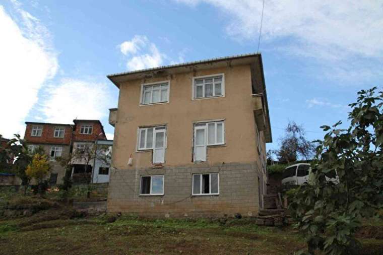 Bir tuhaf ev! Görenler çok şaşırıyor: Balkon kapısı var ama balkonu yok 6