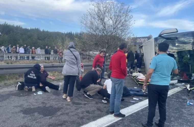 Yolcu otobüsü devrildi: Acı haber geldi: 3 ölü 16 yaralı... İşte olay yerinden görüntüler 2