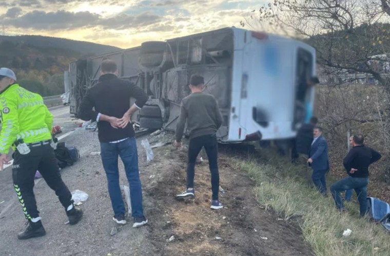 Yolcu otobüsü devrildi: Acı haber geldi: 3 ölü 16 yaralı... İşte olay yerinden görüntüler 5