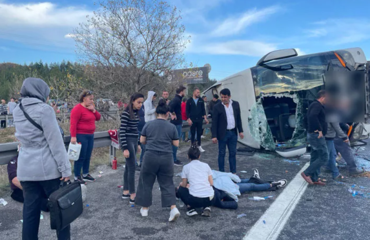 Yolcu otobüsü devrildi: Acı haber geldi: 3 ölü 16 yaralı... İşte olay yerinden görüntüler 6