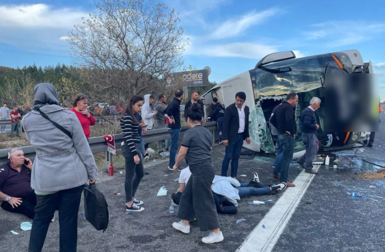 Yolcu otobüsü devrildi: Acı haber geldi: 3 ölü 16 yaralı... İşte olay yerinden görüntüler 8