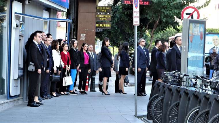 Saygı duruşu sırasında yaşanan zincirleme kazada 6 araç birbirine girdi 1