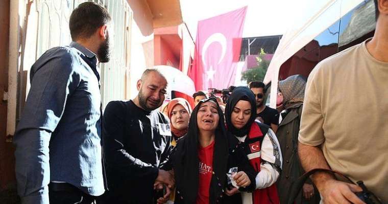 Yürekler yandı! Minik Ecrin ve babasına gözyaşları ile veda: Üzerimde kocam ve kızımın kanı var 1