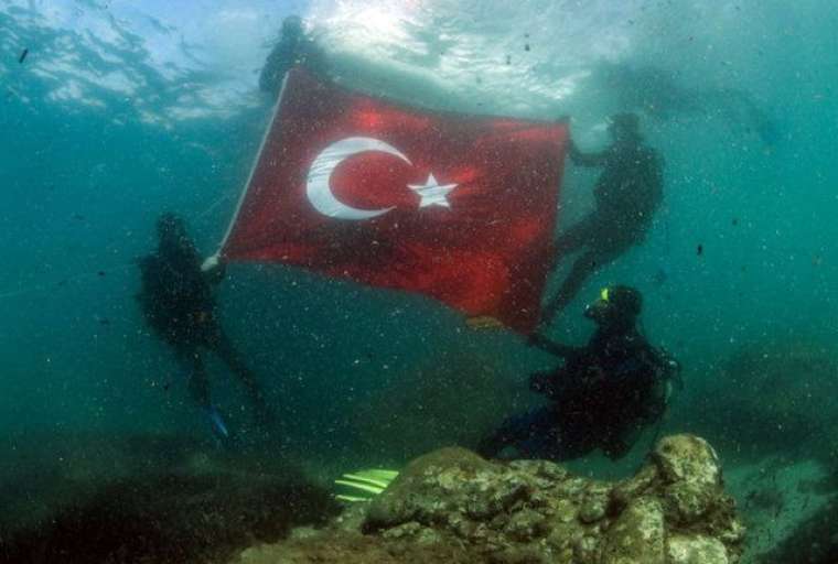 Hain, kalleş teröre inat Türk bayrakları! İşte en etkileyici ve en güzellerinden örnekler... 10