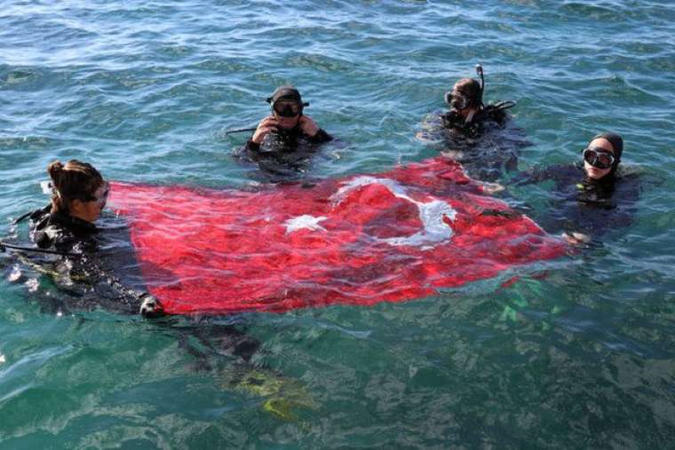 Hain, kalleş teröre inat Türk bayrakları! İşte en etkileyici ve en güzellerinden örnekler... 13