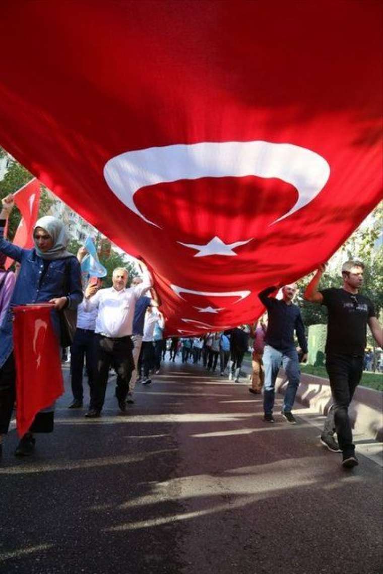 Hain, kalleş teröre inat Türk bayrakları! İşte en etkileyici ve en güzellerinden örnekler... 3