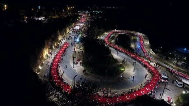 Hain, kalleş teröre inat Türk bayrakları! İşte en etkileyici ve en güzellerinden örnekler... 8