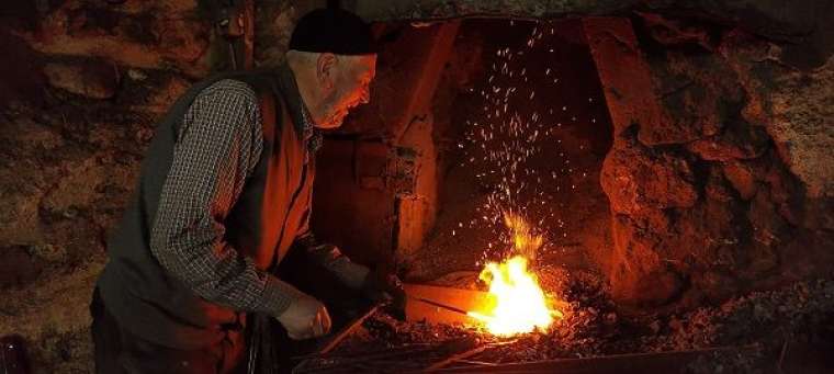 30 köye tarım aleti yapıyor! 80 yaşında her gün 10 saat demir dövüyor 4