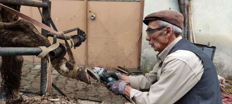 İneklere öyle bir şey yaptı ki şimdi süt fışkırıyor! Herkes bu adamı arıyor 2