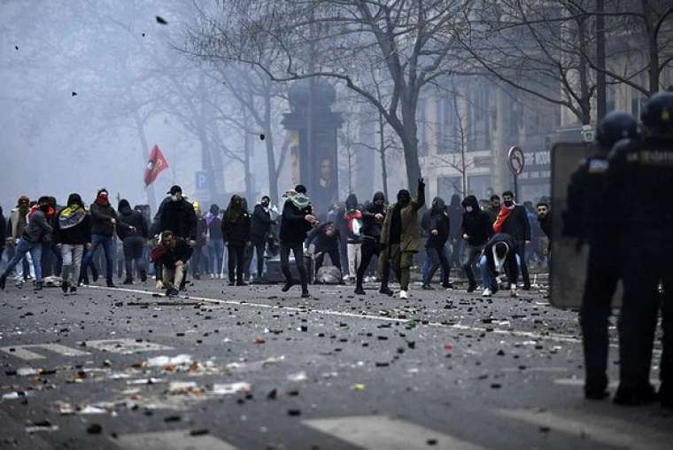 HDP'li Sezai Temelli'den skandal paylaşım: Bırakın Paris yansın 1