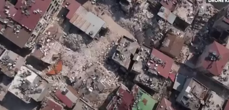 Geride bir tek o kaldı! Mahalle yerle bir oldu. Tek tek isimlerini saydı 'Dostlarım arkadaşlarım...' 10