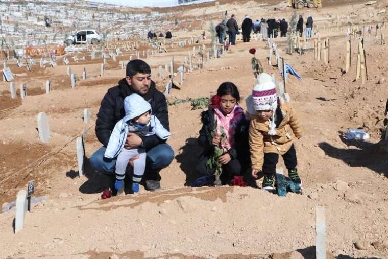 En zor sevgililer günü, depremde ölen eşinin mezarını ziyaret edip... 5