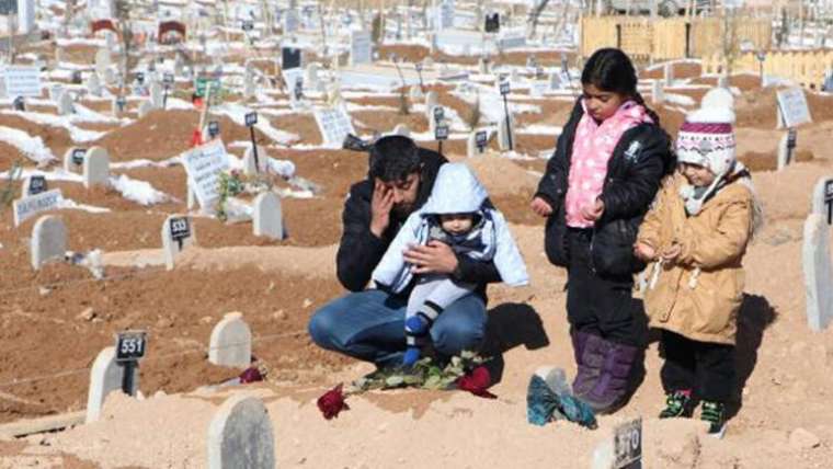 En zor sevgililer günü, depremde ölen eşinin mezarını ziyaret edip... 2