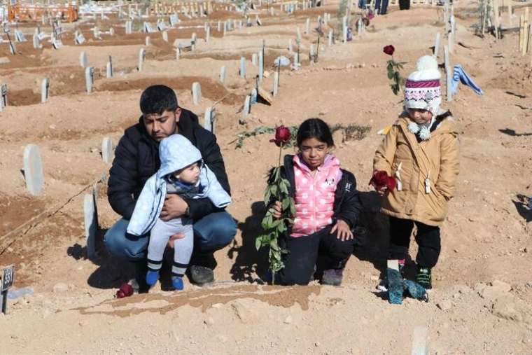 En zor sevgililer günü, depremde ölen eşinin mezarını ziyaret edip... 1