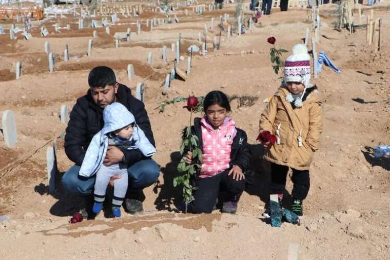 En zor sevgililer günü, depremde ölen eşinin mezarını ziyaret edip... 3