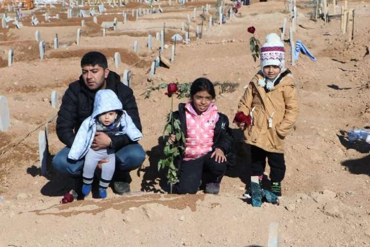 En zor sevgililer günü, depremde ölen eşinin mezarını ziyaret edip... 4