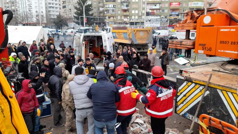 Deprem felaketinde ikinci gün: Enkaz başlarında umutlu bekleyiş 1