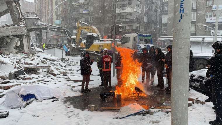 Deprem felaketinde ikinci gün: Enkaz başlarında umutlu bekleyiş 7