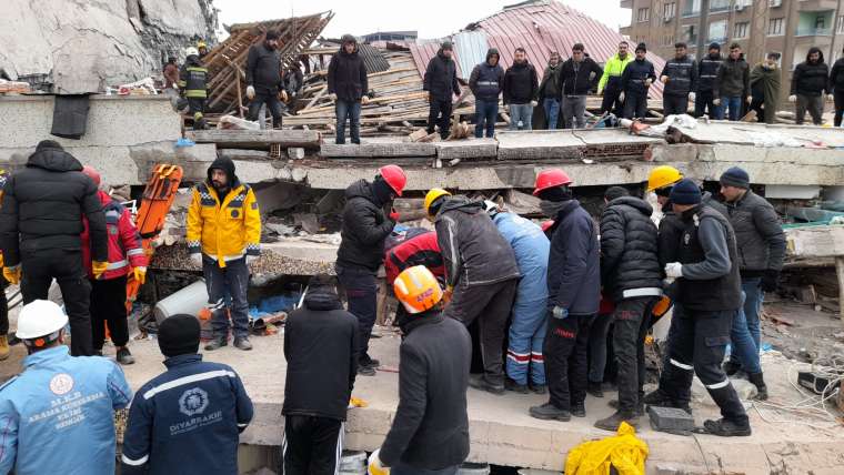 Deprem felaketinde ikinci gün: Enkaz başlarında umutlu bekleyiş 2