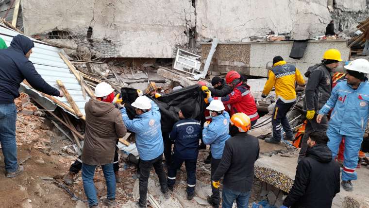 Deprem felaketinde ikinci gün: Enkaz başlarında umutlu bekleyiş 3