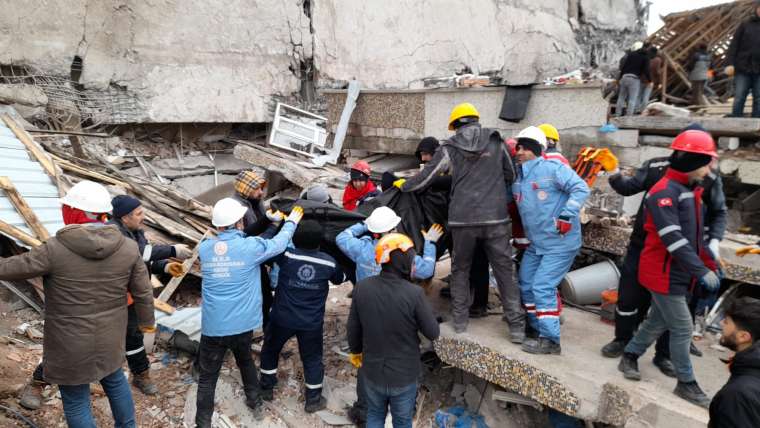 Deprem felaketinde ikinci gün: Enkaz başlarında umutlu bekleyiş 4