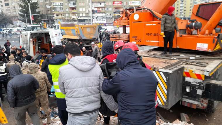 Deprem felaketinde ikinci gün: Enkaz başlarında umutlu bekleyiş 10