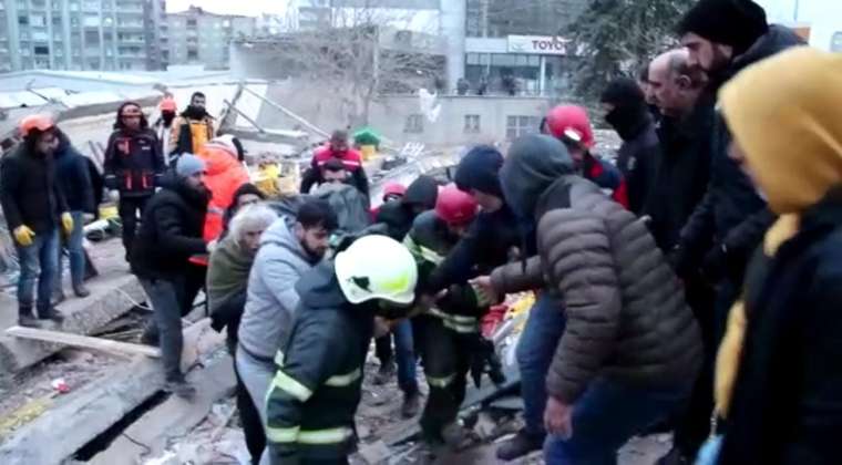 Deprem felaketinde ikinci gün: Enkaz başlarında umutlu bekleyiş 8