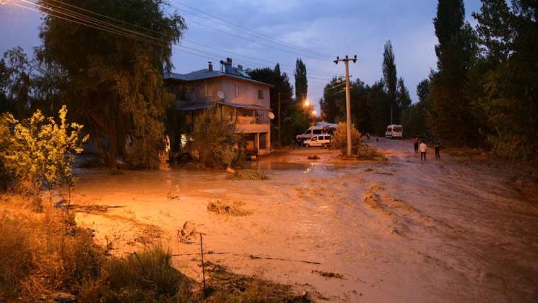 Deprem bölgesi ve 4 il için kuvvetli yağış uyarısı 12