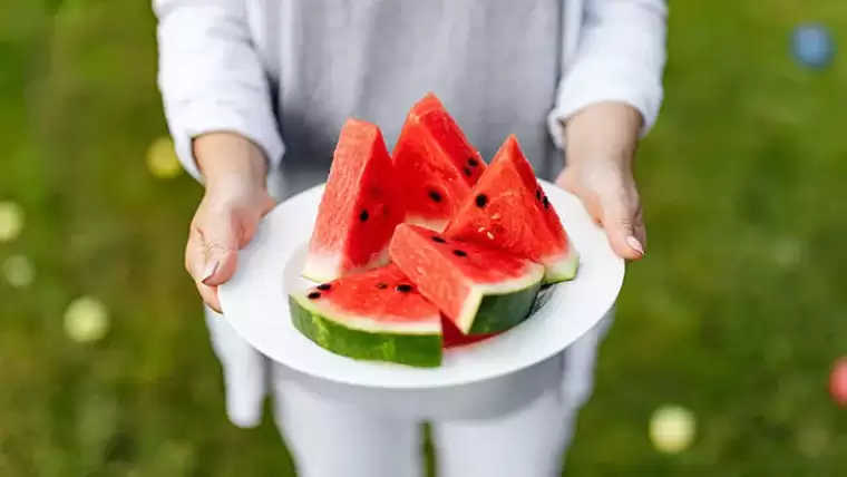 Aman dikkat! Karpuzu böyle yemek hastalık saçıyor! 2