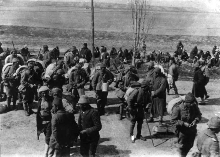 108 yıl önce Çanakkale'de cephede askere böyle moral verilmiş 7