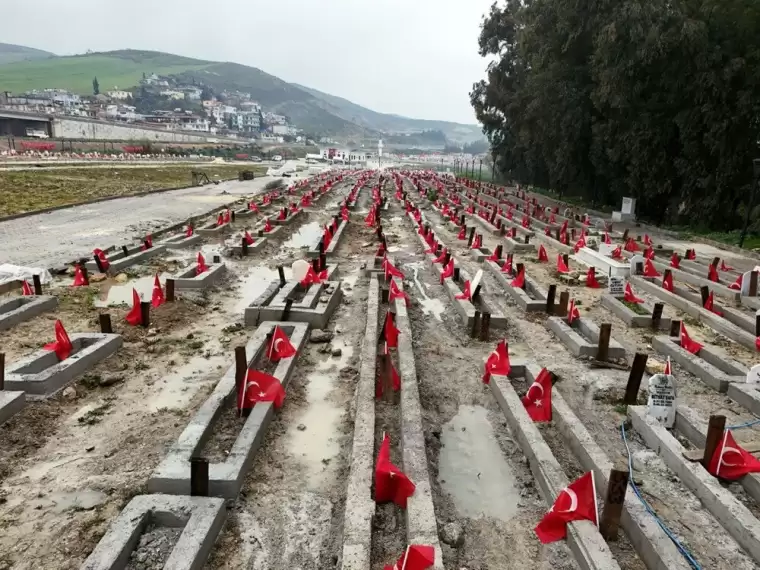 Deprem mezarlığı bayraklarla donatıldı 1