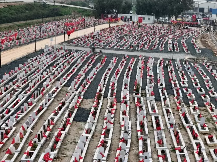 Deprem mezarlığı bayraklarla donatıldı 5