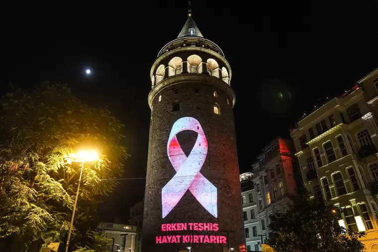 Galata Kulesi'ne pembe kurdele yansıtıldı 1