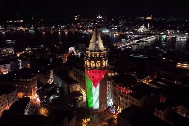 Galata Kulesi'ne Filistin Bayrağı yansıtıldı 1