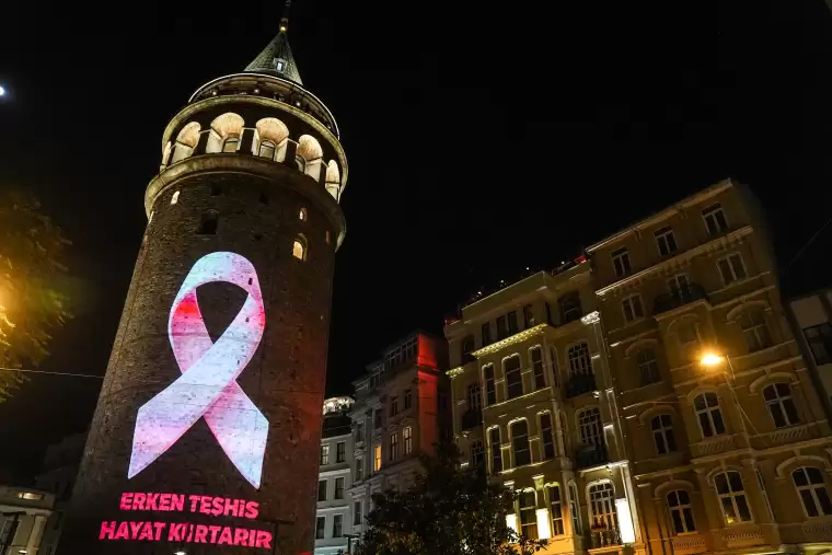 Galata Kulesi'ne pembe kurdele yansıtıldı 2