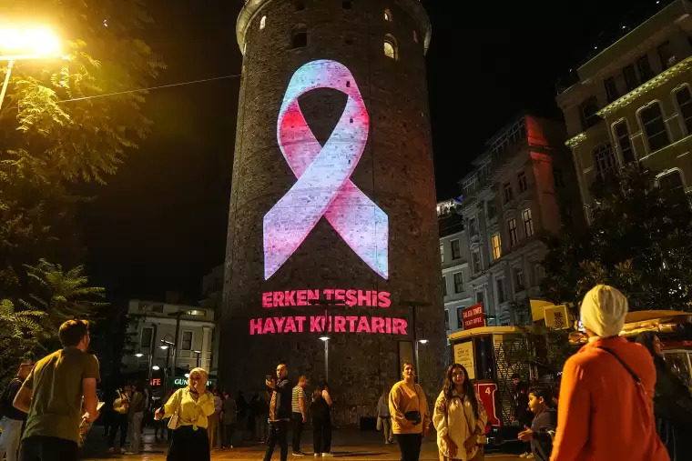 Galata Kulesi'ne pembe kurdele yansıtıldı 3