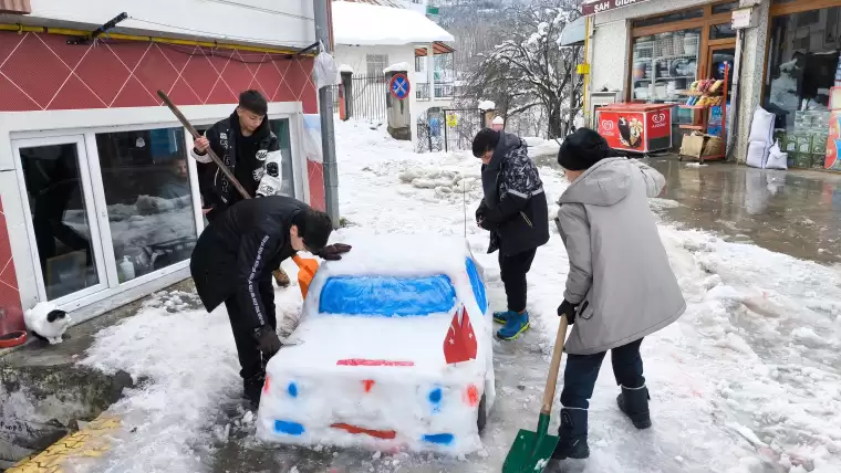 Öğrenciler kardan adam yerine kardan araba yaptılar 3