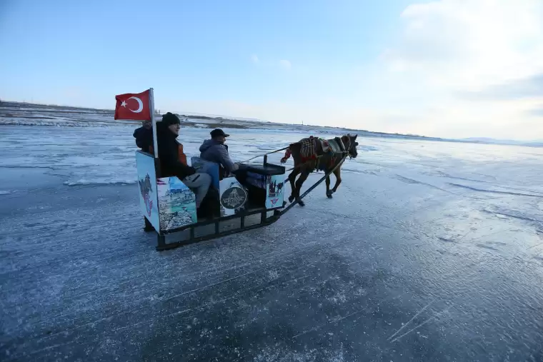 Çıldır Gölü'nde atlı kızak turizmi 3