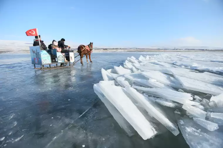 Çıldır Gölü'nde atlı kızak turizmi 2