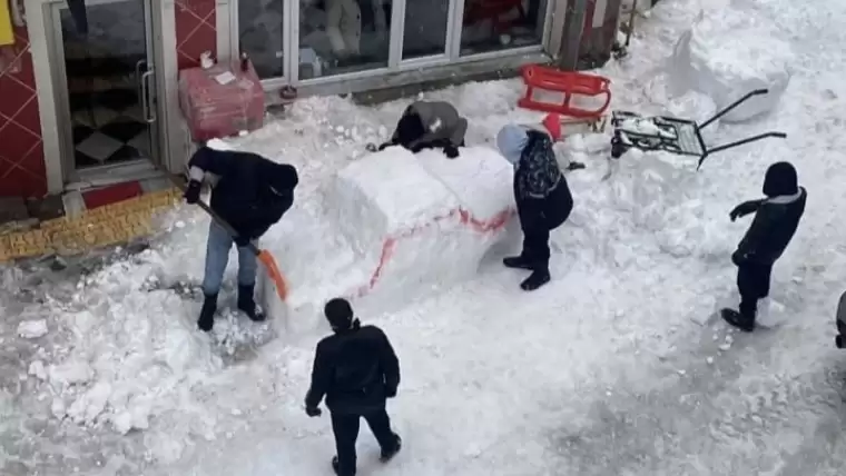 Öğrenciler kardan adam yerine kardan araba yaptılar 1