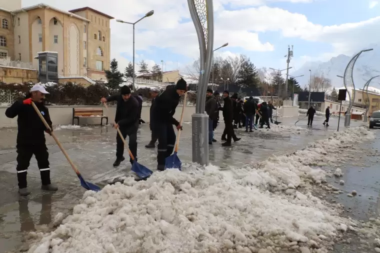 Doğu Anadolu'da şiddetli kar 4 ilde ulaşımı felç etti 7