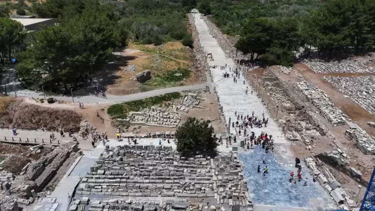 Efes Antik Kenti'nde Koressos Kapısı kazılarla açığa çıkarılıyor 12