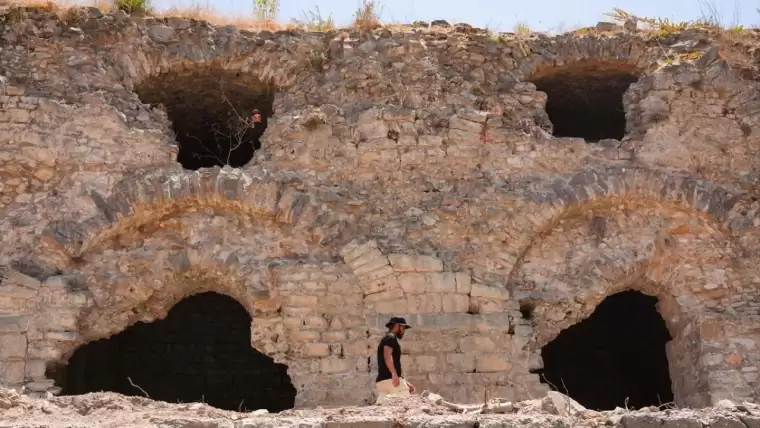 Efes Antik Kenti'nde Koressos Kapısı kazılarla açığa çıkarılıyor 4