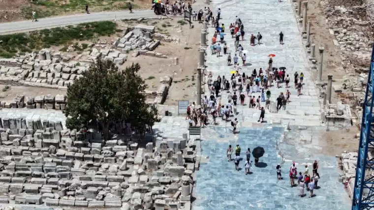 Efes Antik Kenti'nde Koressos Kapısı kazılarla açığa çıkarılıyor 11